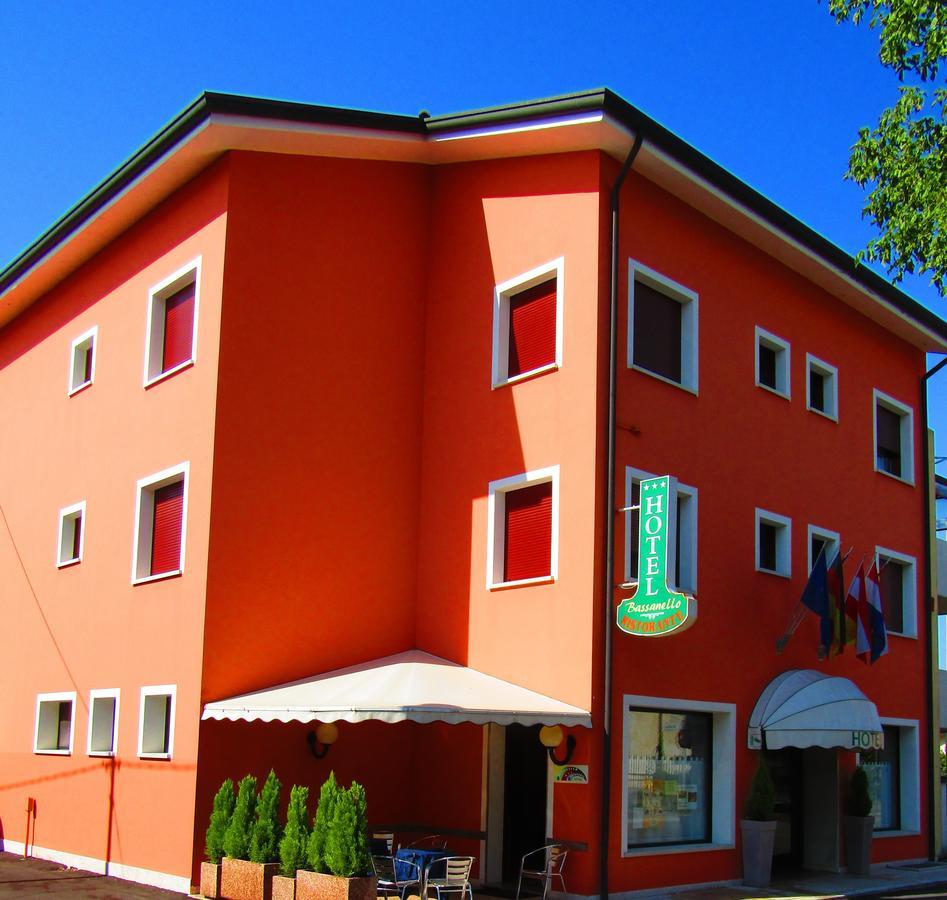 Hotel Ristorante Al Bassanello บัสซาโน เดล กรัปปา ภายนอก รูปภาพ